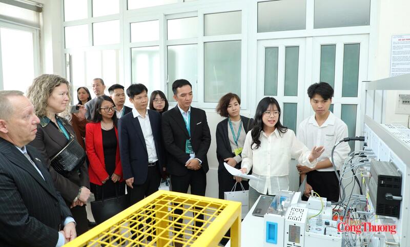 Các đại biểu thăm quan Trung tâm Đào tạo xuất sắc về điện gió, Trường Đại học Điện lực. Ảnh: TH