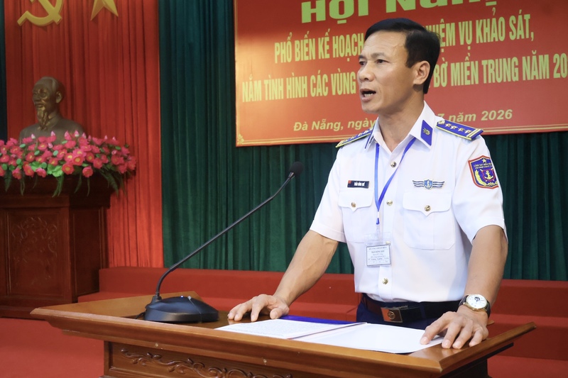 Đại tá Trần Hồng Quế, Phó Chính ủy Bộ Tư lệnh Vùng Cảnh sát biển 2 phát biểu tại Hội nghị phổ biến kế hoạch thực hiện nhiệm vụ khảo sát, nắm tình hình các vùng biển, đảo ven bờ miền Trung 2026. Ảnh: Diễm Phúc