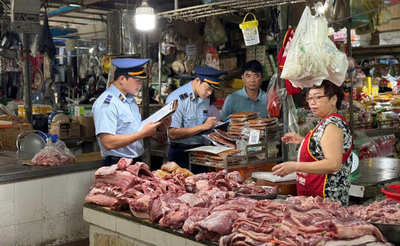 Lực lượng Quản lý thị trường tỉnh Cao Bằng kiểm tra an toàn thực phẩm tại một chợ trên địa bàn tỉnh. Ảnh: Mạnh Hùng