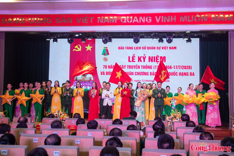 Chương trình văn nghệ chào mừng buổi lễ.