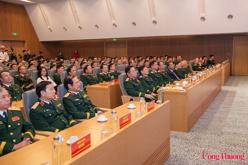 Các đại biểu dự buổi lễ.