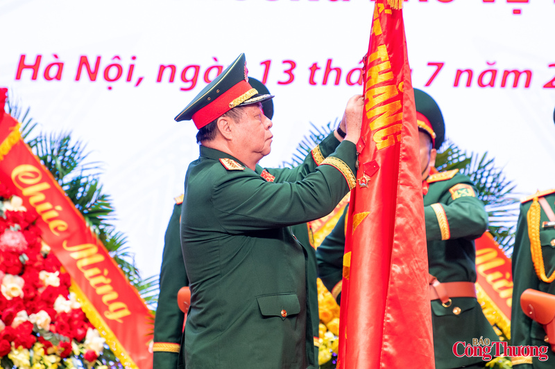 Đại tướng Nguyễn Trọng Nghĩa trao Huân chương Bảo vệ Tổ quốc hạng Ba tặng Bảo tàng Lịch sử Quân sự Việt Nam.