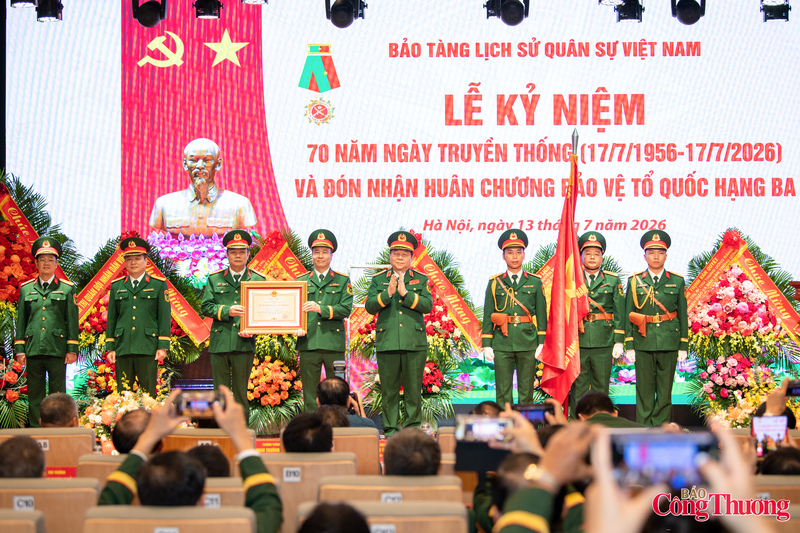 Đại tướng Nguyễn Trọng Nghĩa trao Huân chương Bảo vệ Tổ quốc hạng Ba tặng Bảo tàng Lịch sử Quân sự Việt Nam.