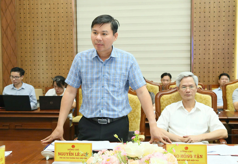 Đồng chí Nguyễn Lê Huy, Ủy viên Ban Thường vụ Tỉnh ủy, Phó Chủ tịch Thường trực UBND tỉnh phát biểu tại cuộc họp. Ảnh: Cổng TTĐT Hưng Yên