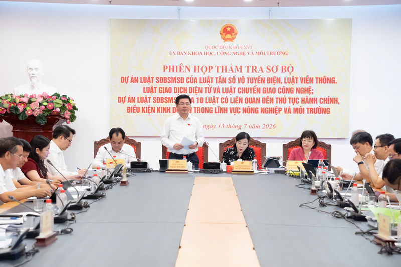 Phó Chủ tịch Quốc hội Nguyễn Hồng Diên chủ trì phiên họp thẩm tra sơ bộ dự án Luật sửa đổi, bổ sung một số điều của 10 luật trong lĩnh vực nông nghiệp và môi trường. Ảnh: Quochoi.vn