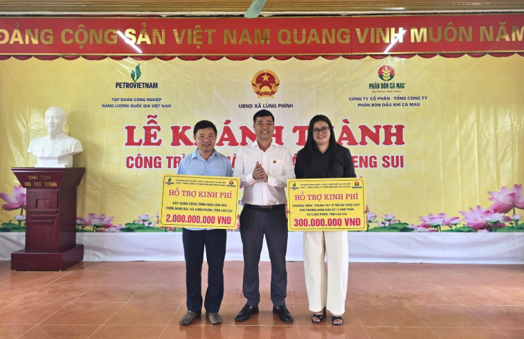 Phân bón Cà Mau trao kinh phí hỗ trợ xây dựng Nhà văn hóa thôn Seng Sui và chương trình “Chung tay vì trẻ em vùng cao”. Ảnh: PVCFC