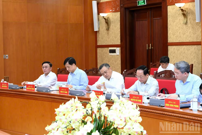 Thường trực Ban Bí thư Trần Cẩm Tú và các đồng chí lãnh đạo tham dự phiên họp. Ảnh: Đăng Khoa