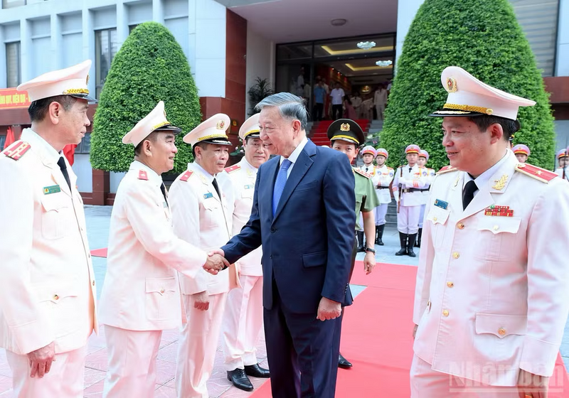 Tổng Bí thư, Chủ tịch nước Tô Lâm với lãnh đạo Cục Cảnh sát quản lý trại giam, cơ sở giáo dục bắt buộc, trường giáo dưỡng (Bộ Công an). Ảnh: Đăng Khoa