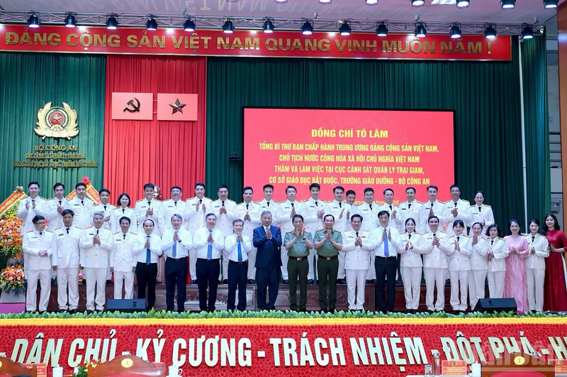 Tổng Bí thư, Chủ tịch nước Tô Lâm với các đồng chí lãnh đạo Đảng, Nhà nước và các đại biểu dự cuộc làm việc. Ảnh: Đăng Khoa
