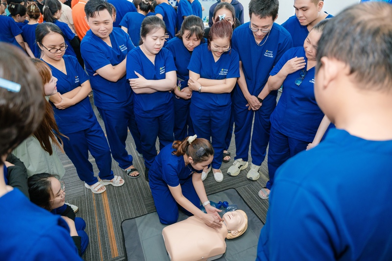Với hơn 22.000 chuyên viên y tế trên toàn hệ thống, Long Châu nỗ lực xây dựng mạng lưới hỗ trợ sơ cấp cứu cộng đồng, giúp người dân tiếp cận hỗ trợ y tế kịp thời ngay gần nơi sinh sống.