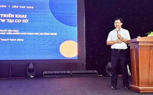 PGS.TS. Vũ Văn Tích truyền đạt kiến thức liên quan đến Nghị quyết 57-NQ/TW tại khóa đào tạo. Ảnh: Mỹ Thanh.