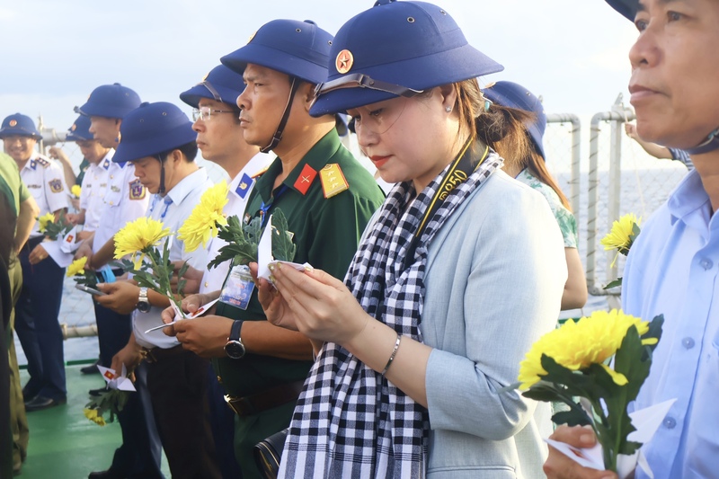 Các đại biểu xúc động trước giây phút thiêng liêng này. Ảnh: Diễm Phúc