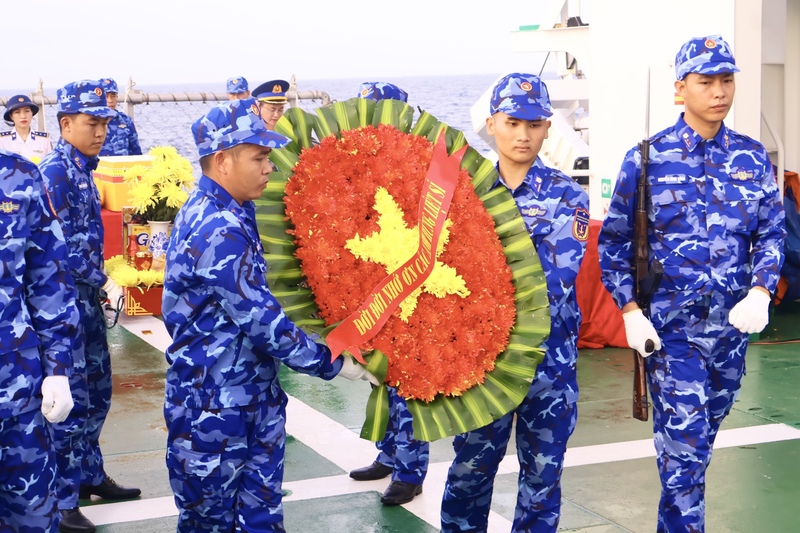 Thực hiện nghi thức thả hoa. Ảnh: Diễm Phúc