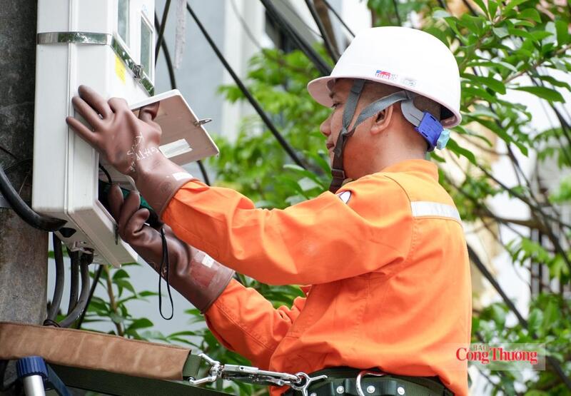 Điện lực Thanh Hoá tăng cường kiểm tra đảm bảo cung cấp điện cao điểm nắng nóng. Ảnh: Quốc Anh