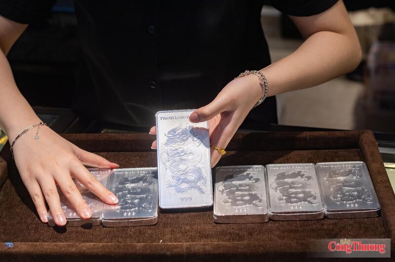 Giá bạc trong nước giảm gần 4% theo đà thị trường thế giới. Ảnh: TĐPQ
