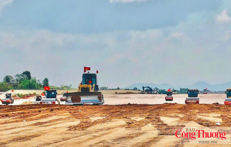 Dự án xây dựng đường cất hạ cánh số 2 và các công trình đồng bộ tại khu bay Cảng hàng không Phù Cát dự kiến hoàn tất lắp đặt các thiết bị bảo đảm hoạt động bay trước ngày 30/7 và đưa công trình vào khai thác trước ngày 15/9/2026.