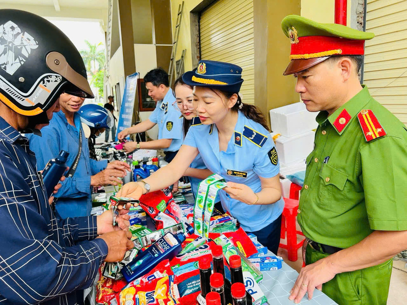 Lực lượng chức năng tuyên truyền đến người dân về phòng tránh hàng giả, hàng xâm phạm sở hữu trí tuệ. Ảnh: PC