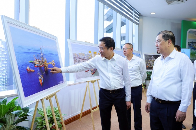 Chủ tịch HĐTV Petrovietnam Lê Ngọc Sơn giới thiệu với Phó Thủ tướng Thường trực Phạm Gia Túc về những công trình, dự án nổi bật của Petrovietnam - Ảnh: Petrovietnam