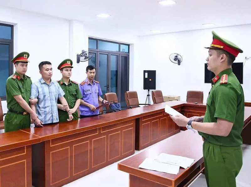 Cơ quan điều tra Công an tỉnh Tuyên Quang thi hành lệnh giữ người trong trường hợp khẩn cấp đối với Nguyễn Hà Duy. Ảnh: Công an Tuyên Quang