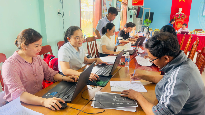 Thái độ phục vụ được xem là yếu tố then chốt để hướng tới môi trường thân thiện, lấy người dân và doanh nghiệp làm trung tâm phục vụ. Ảnh: Tuệ Lâm