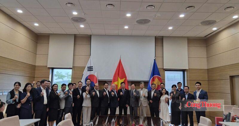 Các đại biểu chụp ảnh chung tại buổi làm việc. Nguồn ảnh: Cục Xúc tiến thương mại