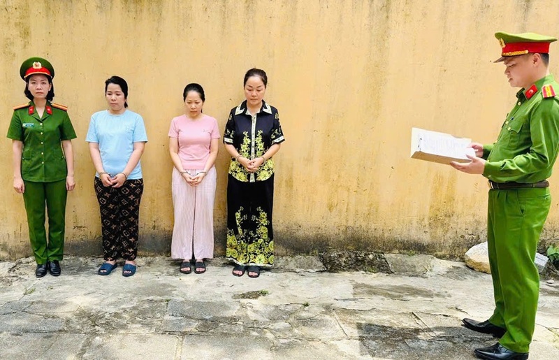 Đối tượng Trần Tiễn Như Nghi mặc áo màu xanh, đối tượng Nguyễn Thị Liên mặc áo màu hồng (chủ tiệm vàng Ngọc Tâm), đối tượng Hoàng Thị Thanh Nga mặc áo màu đen hoa vàng (chủ tiệm vàng Ngọc Châu Âu). Ảnh: Công an Thanh Hóa