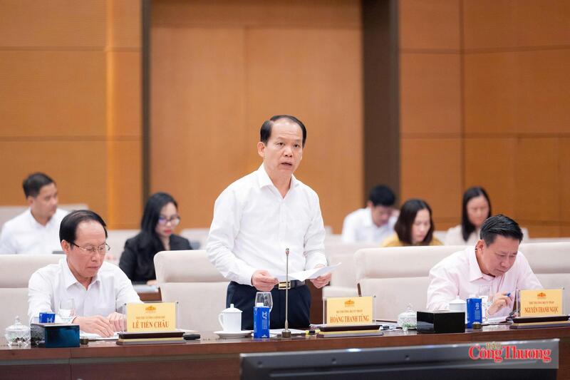Bộ trưởng Bộ Tư pháp Hoàng Thanh Tùng trình bày tóm tắt tờ trình dự án luật.