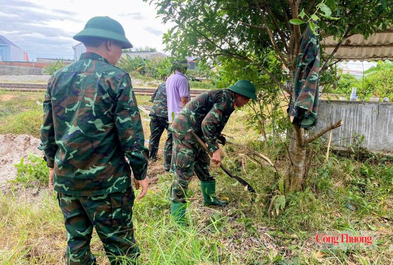 Anh em Đội 192 đang tìm kiếm từng khoảnh đất, từng bụi cây.