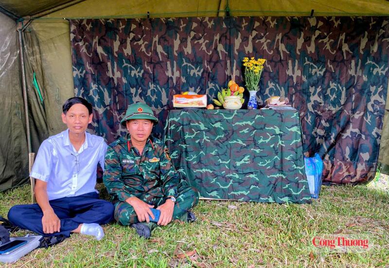 Thượng tá Ngô Trí Hùng cùng người viết tại trạm dựng tạm khu vực gần ga Hương Thuỷ.