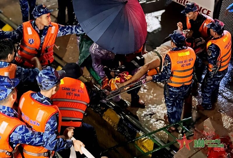 Cán bộ, chiến sĩ tàu 4038 trong một lần cứu ngư dân gặp nạn trên biển. Ảnh: Báo QĐND