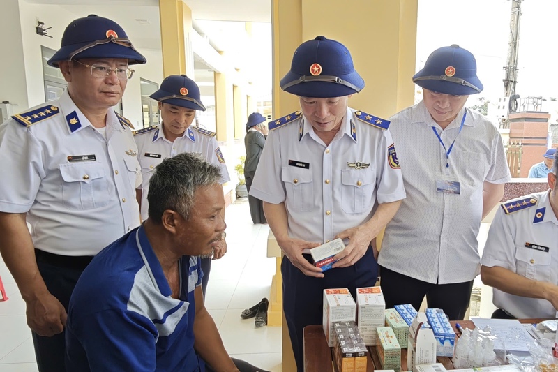 Tổ chức khám và cấp phát thuốc miễn phí cho người dân xã Nhơn Châu. Ảnh: Diễm Phúc