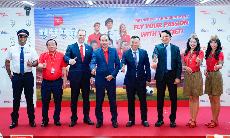 Phi hành đoàn Vietjet cùng lãnh đạo AFF, Sportfive, Vietjet tại lễ công bố hợp tác chiến lược