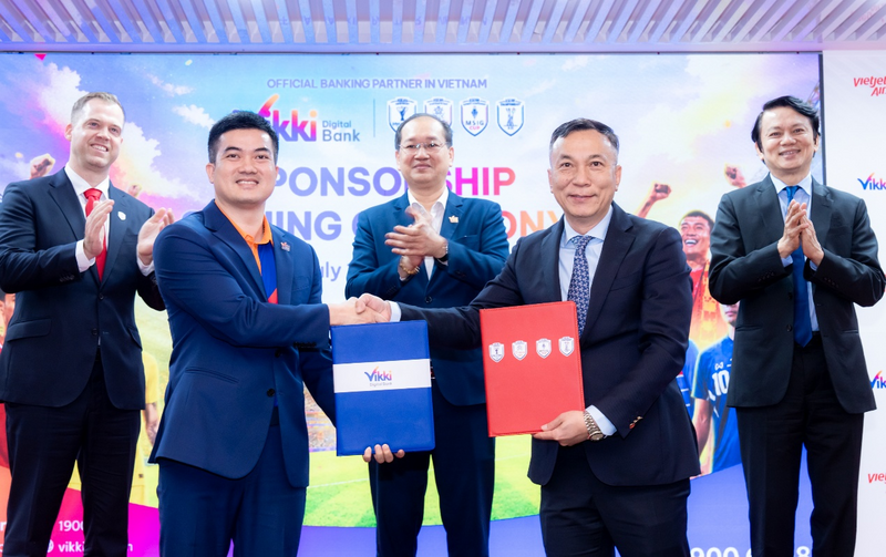 Đại diện AFF trao biên bản hợp tác cho Ngân hàng Số Vikki, đánh dấu mối quan hệ hợp tác giữa hai bên.