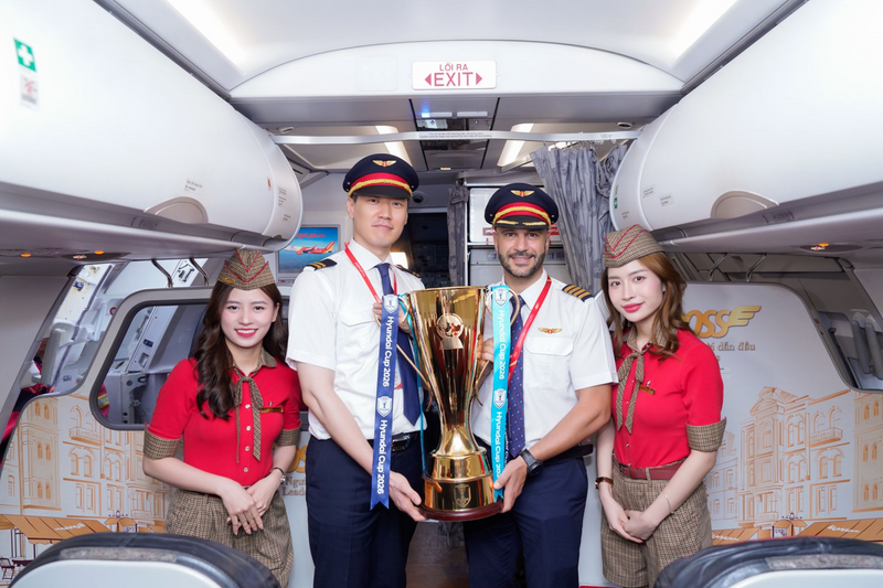Cúp vô địch ASEAN Huyndai Cup được chuyên chở đến Việt Nam trên chuyến bay Vietjet.