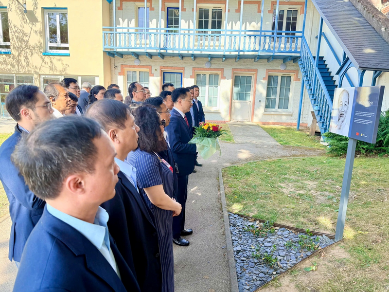 Trong khuôn khổ chuyến công tác, Đoàn đã đến dâng hoa tưởng niệm tại nơi Chủ tịch Hồ Chí Minh từng sống và làm việc ở Le Havre (Pháp). Ảnh: Vinachem