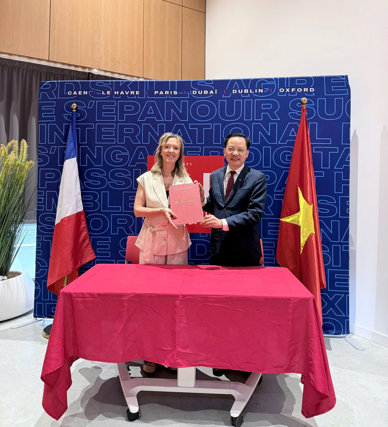 Đại diện Vinachem và Hiệp hội Hóa mỹ phẩm Pháp (Cosmetic Valley) ký Ý định thư hợp tác. Ảnh: Vinachem