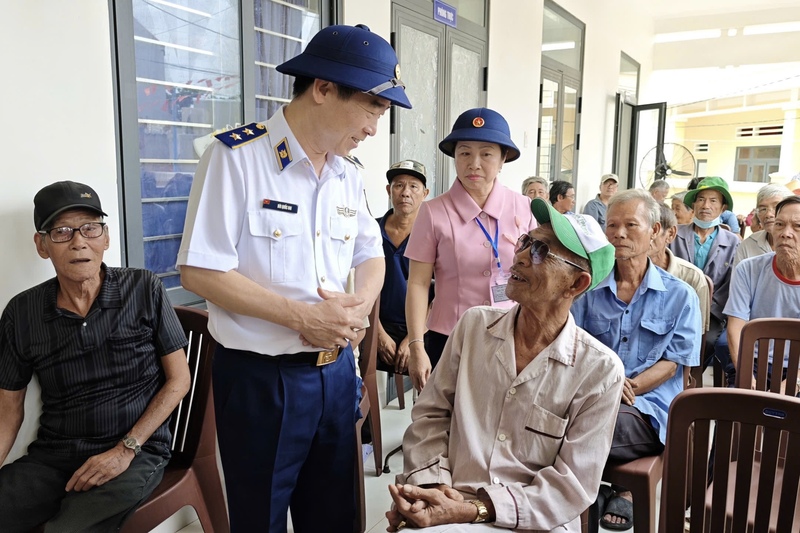 Trung tướng Bùi Quốc Oai cùng đoàn khảo thăm hỏi, động viên bà con xã đảo. Ảnh: Diễm Phúc