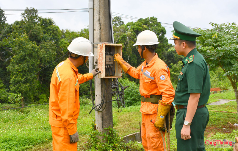 Nhân viên Điện lực Tuy Đức kiểm tra hệ thống điện tại Đồn Biên phòng Cửa khẩu Bu P'Rang.