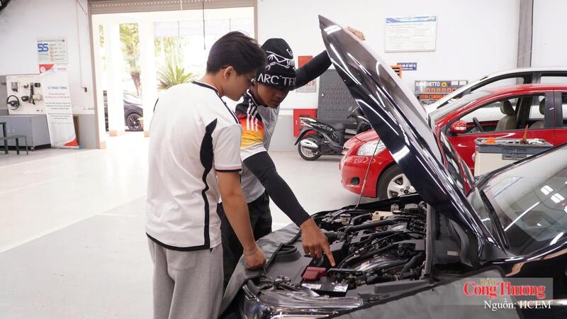 Thông tư mới của Bộ Giáo dục và Đào tạo quy định thống nhất việc liên thông giữa trung học nghề, trung cấp, cao đẳng và đại học. Ảnh: HCEM