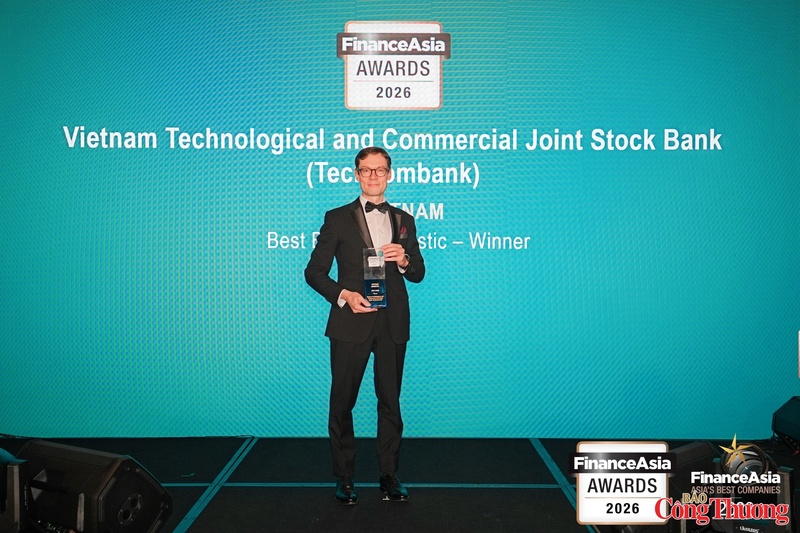 Đại diện Techcombank - Ông Alex Macaire, Giám đốc Tài chính Tập đoàn, Khối Tài chính và Kế hoạch Techcombank vinh dự là đại diện nhận giải thưởng do FinanceAsia trao tặng. Ảnh: Techcombank