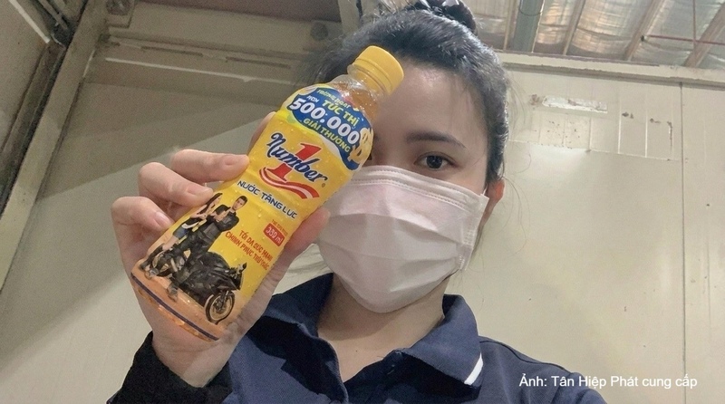 Chị Trần Thị Mỹ Lệ (quê Lâm Đồng), công nhân làm việc tại Đồng Nai, là khách hàng đầu tiên trúng giải Đặc biệt 100 triệu đồng từ chương trình "Xé ngay trúng liền" hè 2026 của Number 1, Trà Dr Thanh và Trà Xanh Không Độ. Nguồn ảnh: Tân Hiệp Phát