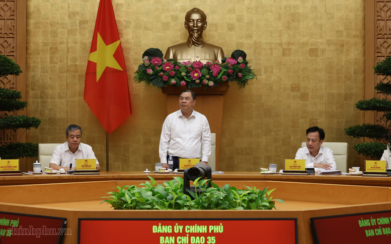 Phó Thủ tướng Thường trực nhấn mạnh, bảo vệ nền tảng tư tưởng của Đảng là nhiệm vụ đặc biệt quan trọng, không chỉ dừng lại ở những công việc cụ thể mà còn gắn với nhận thức, trách nhiệm của mỗi cán bộ, đảng viên và người dân - Ảnh: VGP/Phương Nguyên