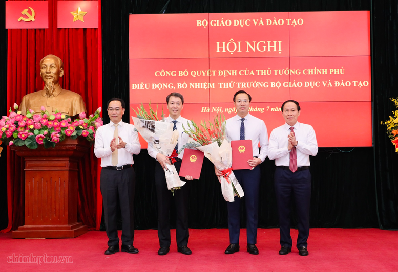 Phó Thủ tướng Chính phủ Lê Tiến Châu, Bộ trưởng Bộ Giáo dục và Đào tạo Hoàng Minh Sơn trao Quyết định và tặng hoa chúc mừng hai tân Thứ trưởng Bộ Giáo dục và Đào tạo Đoàn Trung Kiên và Phạm Quang Hưng - Ảnh: VGP/Thu Sa