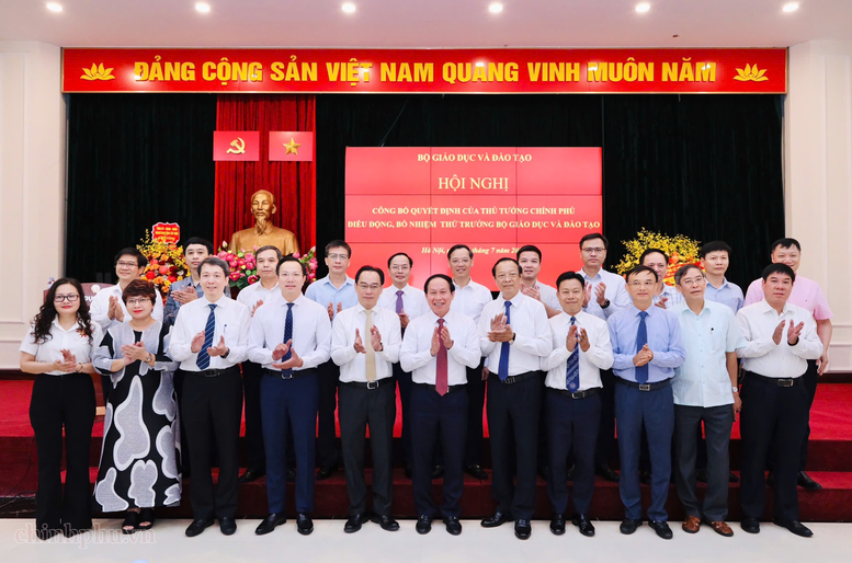 Phó Thủ tướng chụp ảnh lưu niệm cùng các đại biểu - Ảnh: VGP/Thu Sa