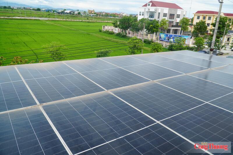 Hệ thống điện mặt trời mái nhà được gia đình chị Nguyễn Thị Huyền đầu tư năm 2025