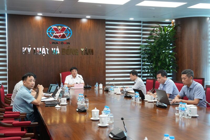 Phó Tổng giám đốc Tập đoàn Phan Xuân Thủy chủ trì chương trình làm việc với các đơn vị Khối Tư vấn về tình hình SXKD 6 tháng đầu năm, triển khai nhiệm vụ 6 tháng cuối năm 2026. Ảnh: TKV