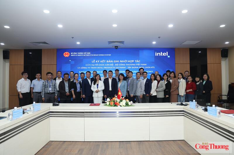 Lễ ký kết biên bản ghi nhớ hợp tác giữa Vụ tổ chức cán bộ và Intel Products Vietnam nhằm chia sẻ chương trình đào tạo, học liệu và kinh nghiệm quốc tế về trí tuệ nhân tạo. Ảnh: Hồng Ngọc