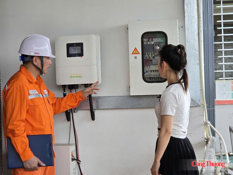 Ông Phan Văn Nhân, Tổ trưởng Tổ Kinh doanh -Tổng hợp, Điện lực Can Lộc hướng dẫn chị Nguyễn Thị Huyền sử dụng điện từ nguồn điện mặt trời an toàn, hiệu quả