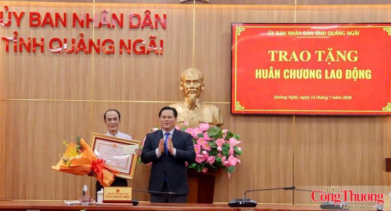 Phó Chủ tịch UBND tỉnh Quảng Ngãi Trần Phước Hiền trao Quyết định của Chủ tịch nước tặng thưởng Huân chương Lao động hạng Nhì cho đồng chí Võ Văn Rân, nguyên Giám đốc Sở Công Thương Quảng Ngãi