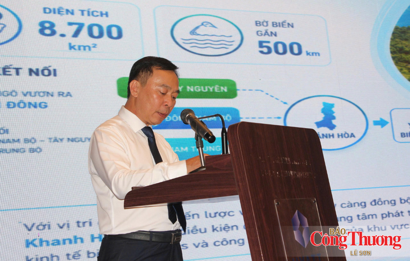 Ông Trương Văn Tiến, Giám đốc Trung tâm Xúc tiến Đầu tư, Thương mại và Du lịch tỉnh Khánh Hòa phát biểu tại hội nghị.